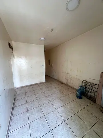 غرفة وصالة للإيجار في المجرّة. موقع مميز، مساحة واسعة، جاهزة للسكن. الإيجار السنوي 27,000 درهم. الدفع على 6 شيكات. اتصل الآن.