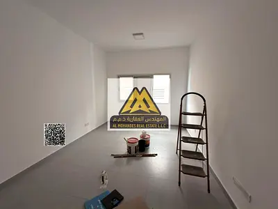 استوديو في الروضة 1 عجمان، قريب من مركز شرطة الحميدية. مساحة واسعة، تكييف مركزي، موقف سيارات. 20,000 درهم سنويًا، 4 دفعات، سهل الوصول.