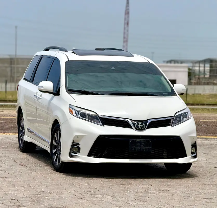 Toyota Sienna 2018 — photo 1 of 17