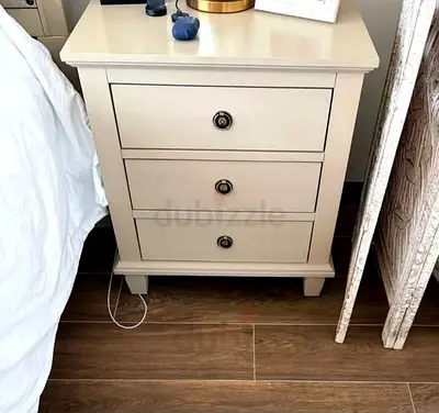 SELLING Top quality United Furniture bed set with two side tables and dressing without mattress