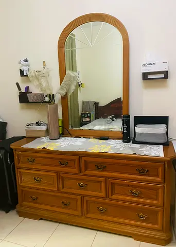 Solid Wood 7-Drawer Dresser with Arched Mirror