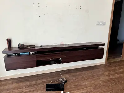 طاوله للتلفاز معلقه بالحائط