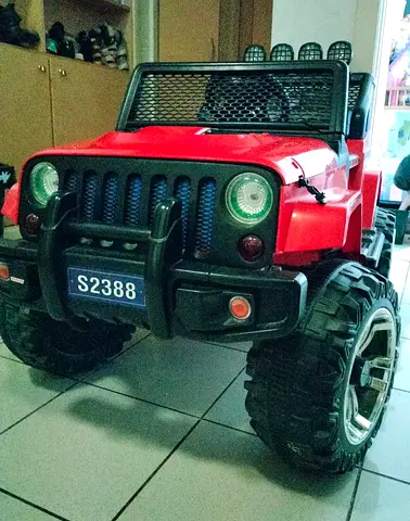 Moving sale - MUST GO! Red Electric Ride-On Jeep for Kids — Good Condition