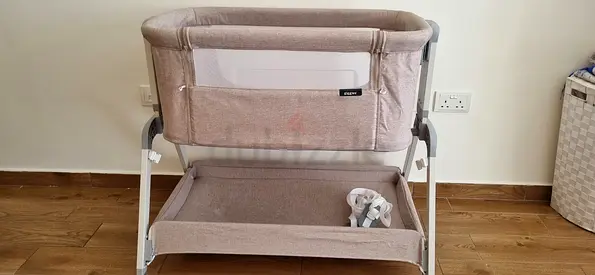 Beige bedside bassinet / bedside sleeper with storage shelf - excellent condition