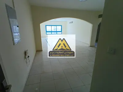 شقة عائلية فاخرة (2 غرفة ماستر + غرفة خادمة) للإيجار السنوي في الرميلة 1 إطلالة قريبة من الكورنيش، تكييف مركزي، وخزائن حائط مدمجة في موقع استثنائي