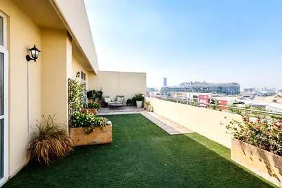 HUGE LAYOUT | WELL MAINTAINED | PRIME LOCATION