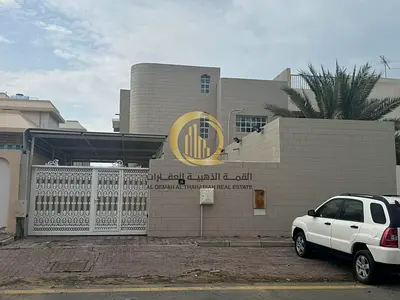 للبيع فيلا في الشارقة منطقة النخيلات. بيت طابقين. وملحق . موقع مميز.