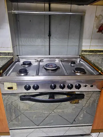 Stove with 5 Burners