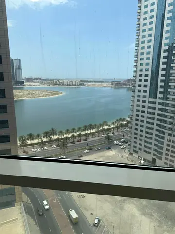 اكبر واجمل شقة 4 غرف وصاله مع غرفه خادمه  للايجار السنوي في الشارقه الخان  قريب من الطربوش السوري مع 4 حمام مع تكييف مجاني وبركن مجاني