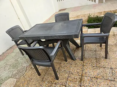 Garden table with 4 plastic chairs. Sharjah Al Ramla West