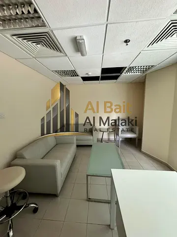مكتب واسع 550 قدم مربع | التكييف شامل | مطبخ وحمام