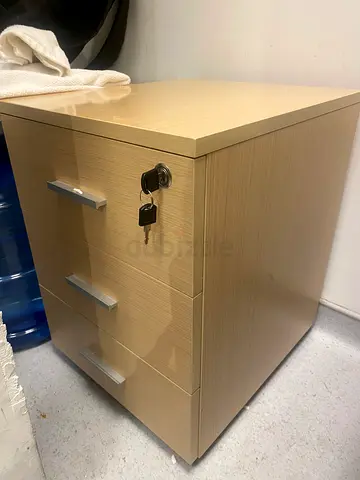 Light Wood 3-Drawer Lockable Bedside Cabinet / Nightstand