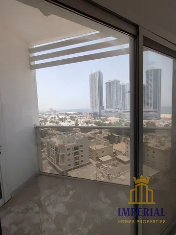 غرفتين و صالة و غرفة غسيل للإيجار السنوي بعجمان منطقة الرميلة ثاني صف من الكورنيش اطلالة كاملة على الكورنيش
