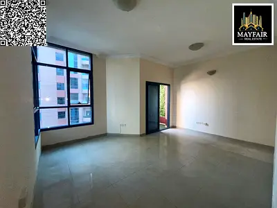 شقة للإيجار بأبراج النعيمية، غرفة وصالة مع بلكونة وإطلالة مفتوحة، موقع حيوي قريب من الخدمات، بسعر 27 ألف درهم سنوياً.