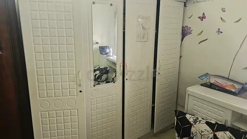 White 4-Door Wardrobe with Mirror in very Good white bed in very good condition with small shelfs