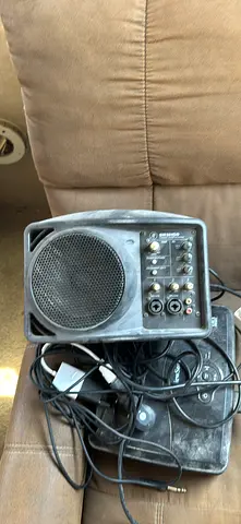 Macki srm 150 guitar monitir