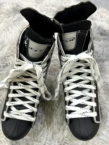 CCM Ice Hockey Skates for Junior Male - Excellent Condition, Size: US 5, with Blade Cover