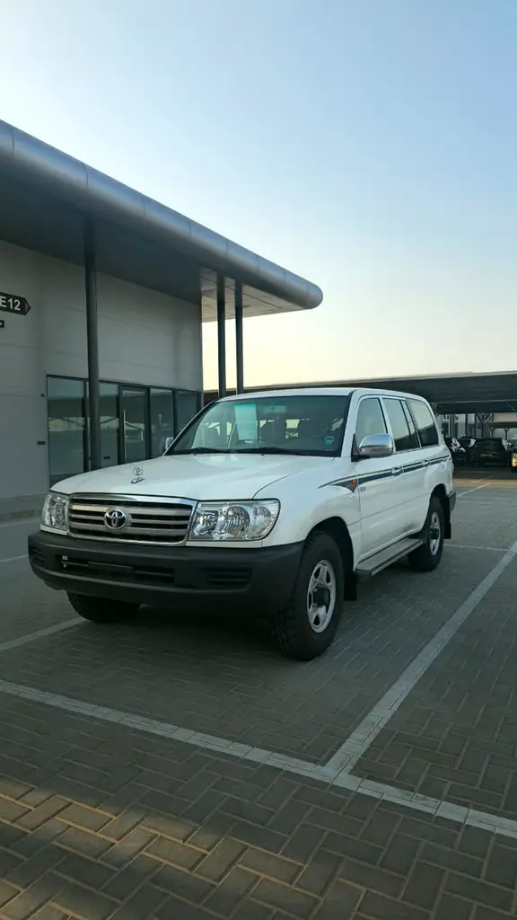Toyota Land Cruiser 2006 — photo 1 of 12