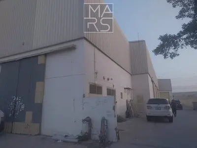 مستودع بسقف مرتفع معزول | كهرباء 25 كيلوواط | الصناعية 18 الشارقة