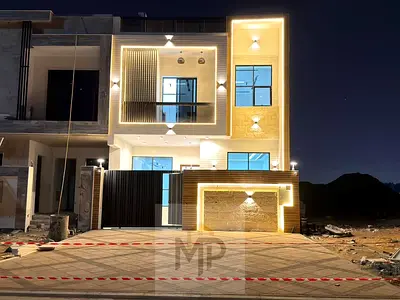 Luxury villa, two floors and a rooftop, strategic location, close to all services, registration and ownership fees included.