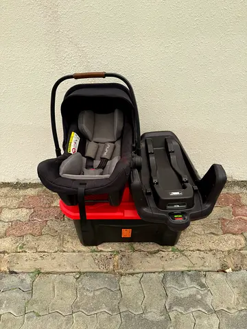 Nuna PIPA next Car seat and Base