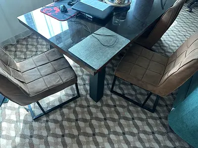 Pan Emirates: Modern dining table
