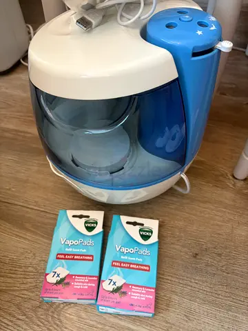 BARGAIN VICKS COOL MIST HUMIDIFIER WITH PROJECTIONS WITH 2 FOC VAPOPADS