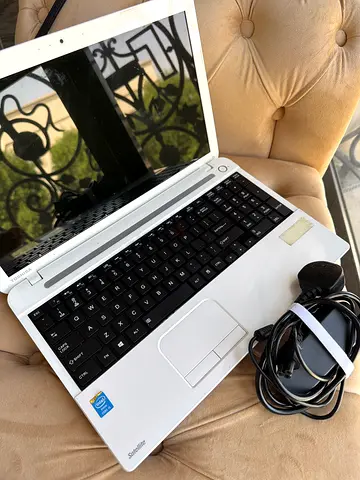 Nostalgia White Toshiba Satellite Intel 5 laptop with charger – old, used, working, collector.