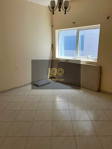 الموقع بالحيوية وقربه من جميع الخدمات الأساسية والمرافق المهمة مثل المحلات التجارية والمطاعم والمقاهي
