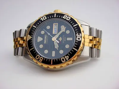 Montre Seiko Kinetic Sport Silver-toned heart link bracelet with gold-accent clasp
