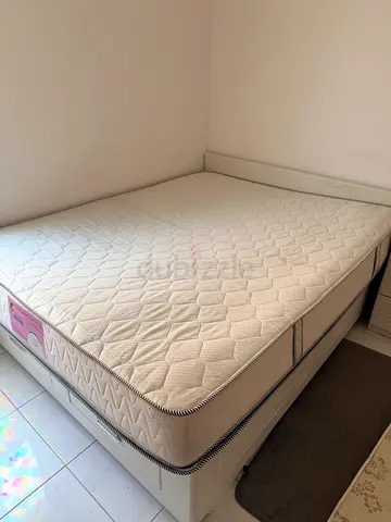 Used Double/Queen Mattress in Good Condition — Foam/Memory Hybrid