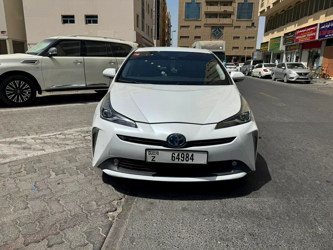 Toyota Prius 2021 — photo 1 of 10