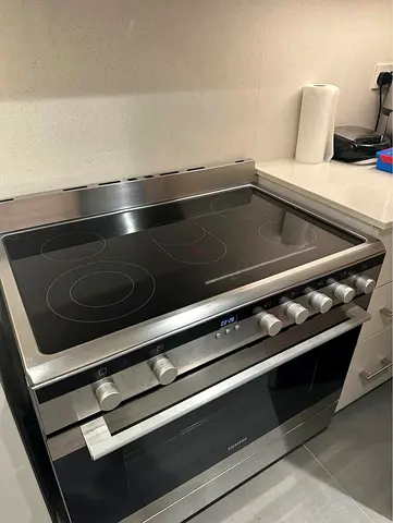 Siemens 5 burner full electric ceramic cooker Range size 90cm Exellent Condition