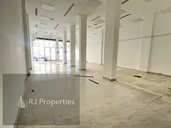 NO COMMISSION LUXURY SHOP WITH WASHROOM BRIGHT LOCATION BEST BUSSNIS SPORTS HUGE SPACE
