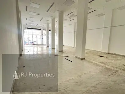 NO COMMISSION LUXURY SHOP WITH WASHROOM BRIGHT LOCATION BEST BUSSNIS SPORTS HUGE SPACE
