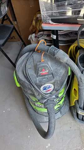 1x Bissell Wet and Dry Vacuum Cleaner
