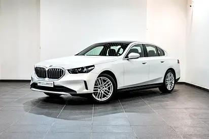 530i Sedan Pure+Extra 9000 Automatic tailgate/19 wheels/Automatic air cond 4 zone/Ambient ligh