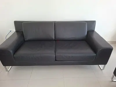 black Leather 2-Seater Sofa in Good Condition. (KNOLL )