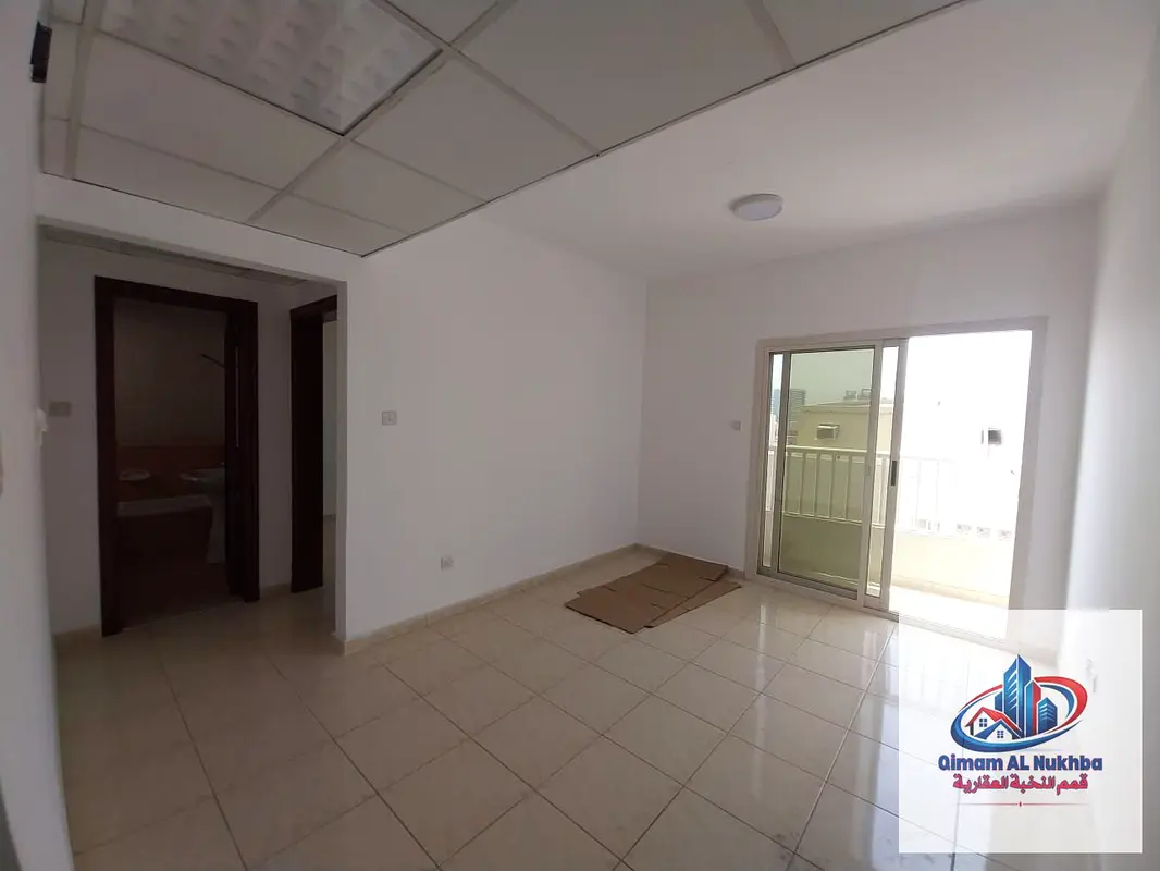 شقة غرفة وصالة بالغوير بتشطيب راقي جدًا وغاز وتكييف مركزي مع إطلالة مباشرة على شارع الشرق وبدون تأمين