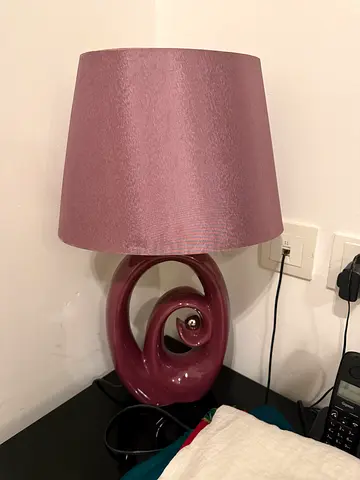 2 bedside lamps