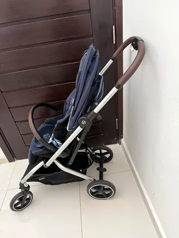 Lightweight three-wheel stroller with bassinet-style seat, good condition