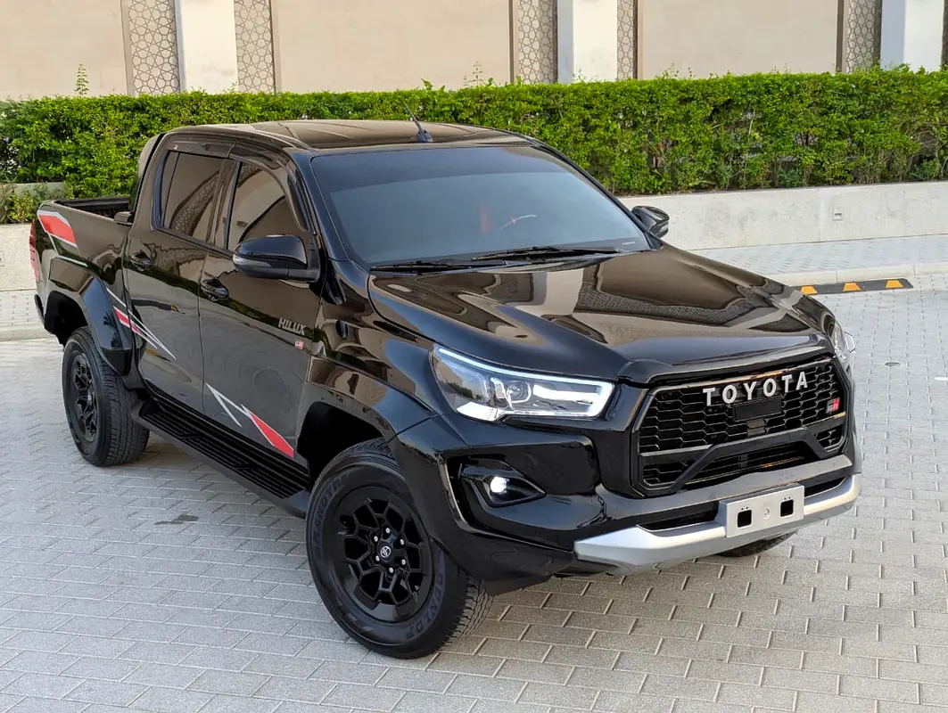 Toyota Hilux 2021 — photo 1 of 20