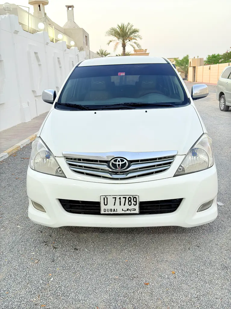 Toyota Innova 2009 — photo 1 of 16
