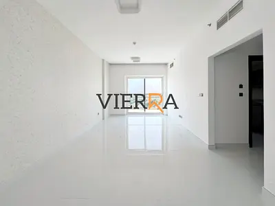 شقة واسعة بثلاث غرف نوم + غرفة للخادمة | مطبخ مغلق | طابق مرتفع بإطلالة بانورامية على المدينة