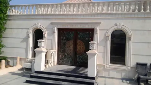فيلا مميزة للإيجار السنوي في منطقة العزرة، موقع هادئ ومناسب للعائلات يوفر الخصوصية والراحة مع تصميم عملي ومساحات متوازنة تناسب مختلف الاحتياجات اليومي