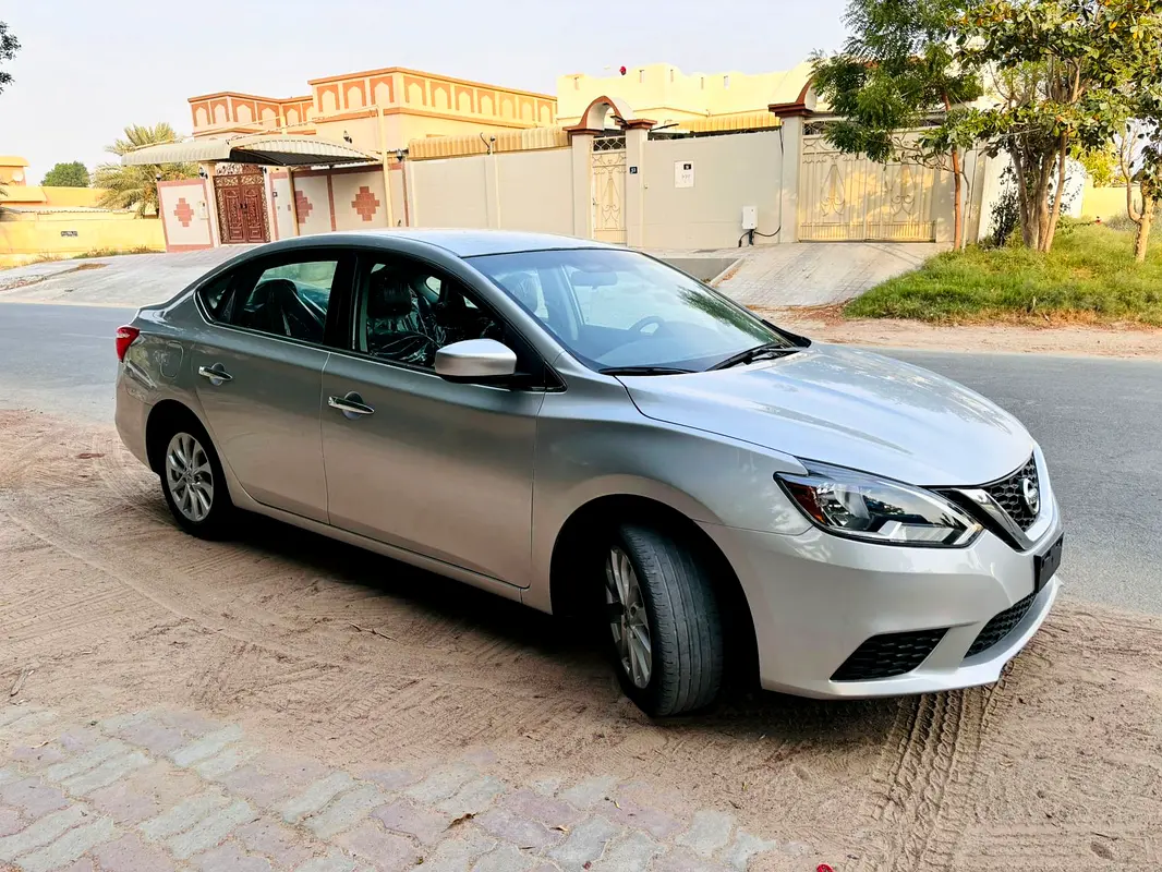 Nissan Sentra 2018 — photo 1 of 8