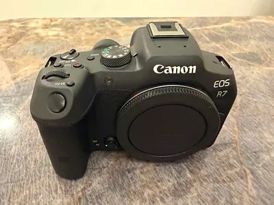 Canon R7