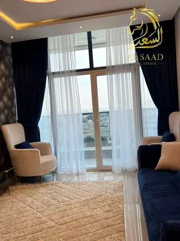 شقة VIP مفروشة أول ساكن للإيجار في النعيمية 3 – جانب مراد مول | شامل الفواتير + باركن | 4200 درهم فقط