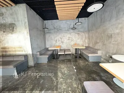 30 days free luxury shop very prime lecation business area ready to move only jest 175k