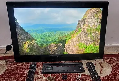 Panasonic 32-inch LCD TV with wall mount and chromecast - Excellent condition
